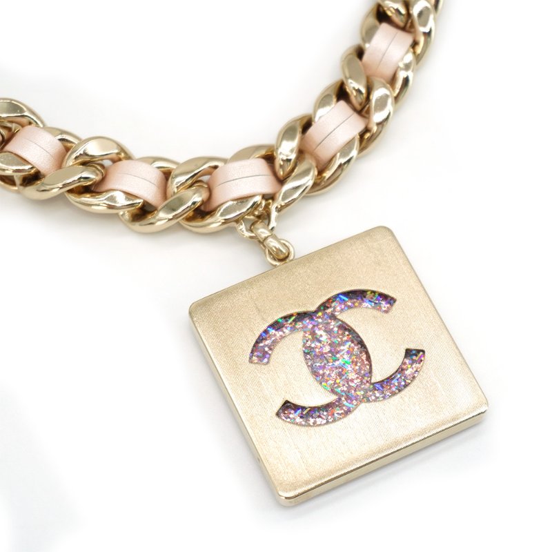 Chanel 展示品 皮穿粗金鍊雙C No.5 方牌短項鍊(珠光粉)-3