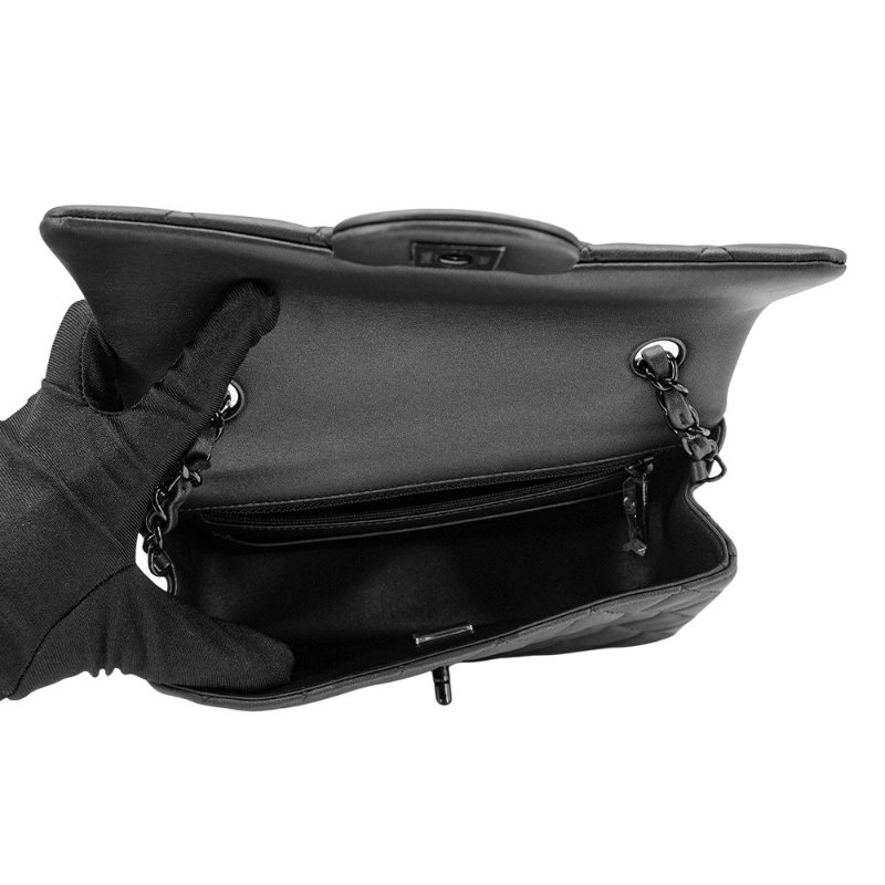 Chanel 展示品 So Black 黑雙C菱格粒紋羊皮斜背包-20cm(A69900-黑)-4