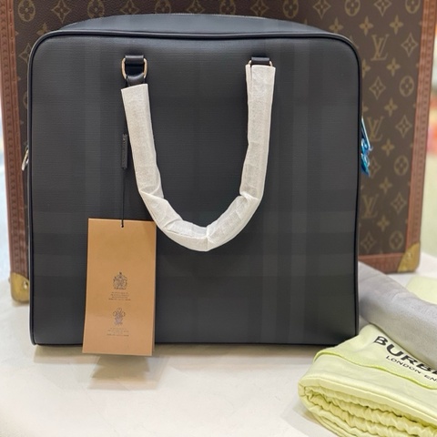 全新閒置 Burberry london 公文包 採用經典格紋設計 優質塗層帆布+皮革飾邊 簡約大氣又耐用 頂部手柄+拉鍊外袋 附件：肩帶  塵袋  說明書
