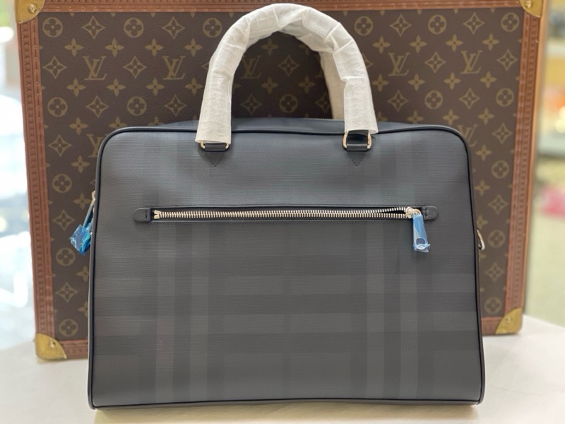 全新閒置 Burberry london 公文包 採用經典格紋設計 優質塗層帆布+皮革飾邊 簡約大氣又耐用 頂部手柄+拉鍊外袋 附件：肩帶  塵袋  說明書-1