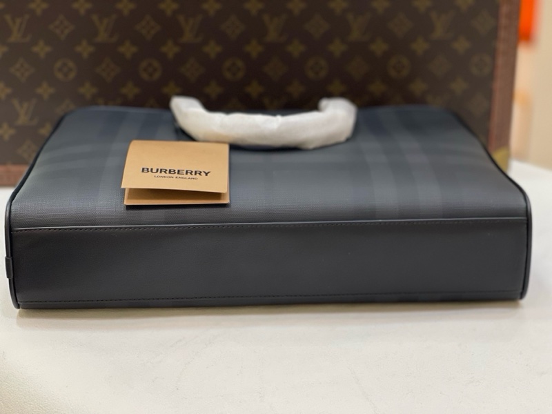 全新閒置 Burberry london 公文包 採用經典格紋設計 優質塗層帆布+皮革飾邊 簡約大氣又耐用 頂部手柄+拉鍊外袋 附件：肩帶  塵袋  說明書-2