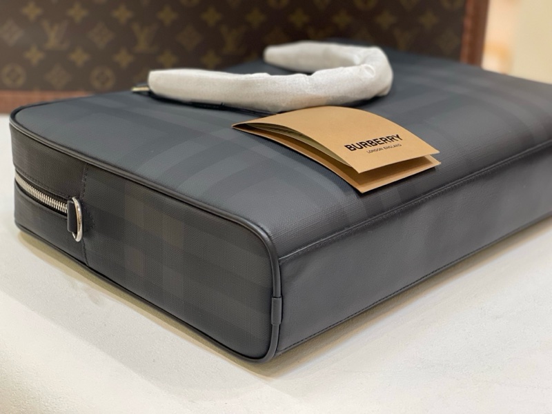 全新閒置 Burberry london 公文包 採用經典格紋設計 優質塗層帆布+皮革飾邊 簡約大氣又耐用 頂部手柄+拉鍊外袋 附件：肩帶  塵袋  說明書-3