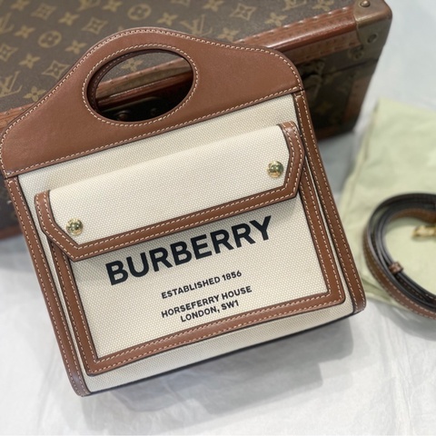 Burberry/巴寶莉 新款帆布郵差包pocket 小號 口袋包 焦糖色配黑字logo  尺寸：23*18*6cm  附件：防塵袋 肩帶