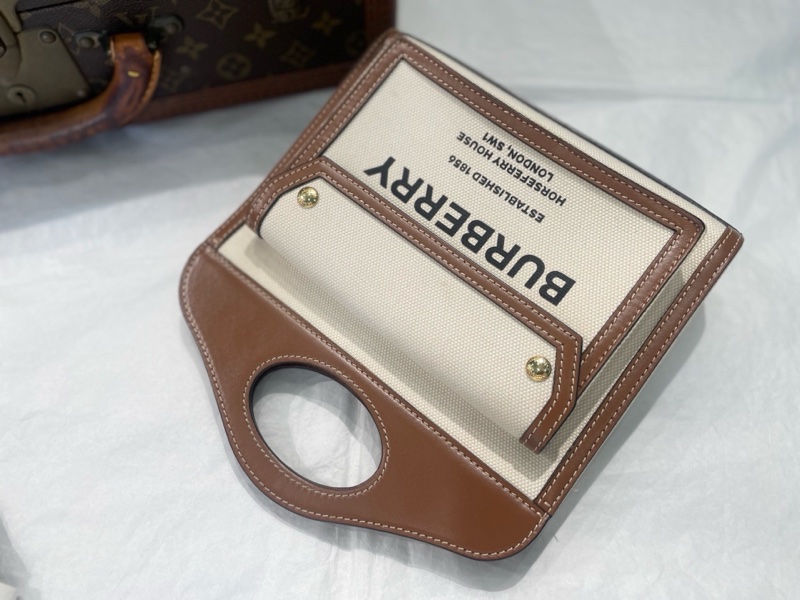 Burberry/巴寶莉 新款帆布郵差包pocket 小號 口袋包 焦糖色配黑字logo  尺寸：23*18*6cm  附件：防塵袋 肩帶-2