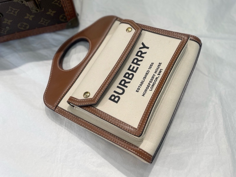 Burberry/巴寶莉 新款帆布郵差包pocket 小號 口袋包 焦糖色配黑字logo  尺寸：23*18*6cm  附件：防塵袋 肩帶-3