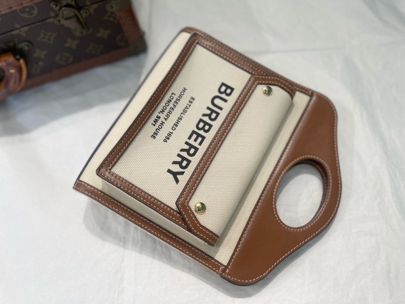 Burberry/巴寶莉 新款帆布郵差包pocket 小號 口袋包 焦糖色配黑字logo  尺寸：23*18*6cm  附件：防塵袋 肩帶-4