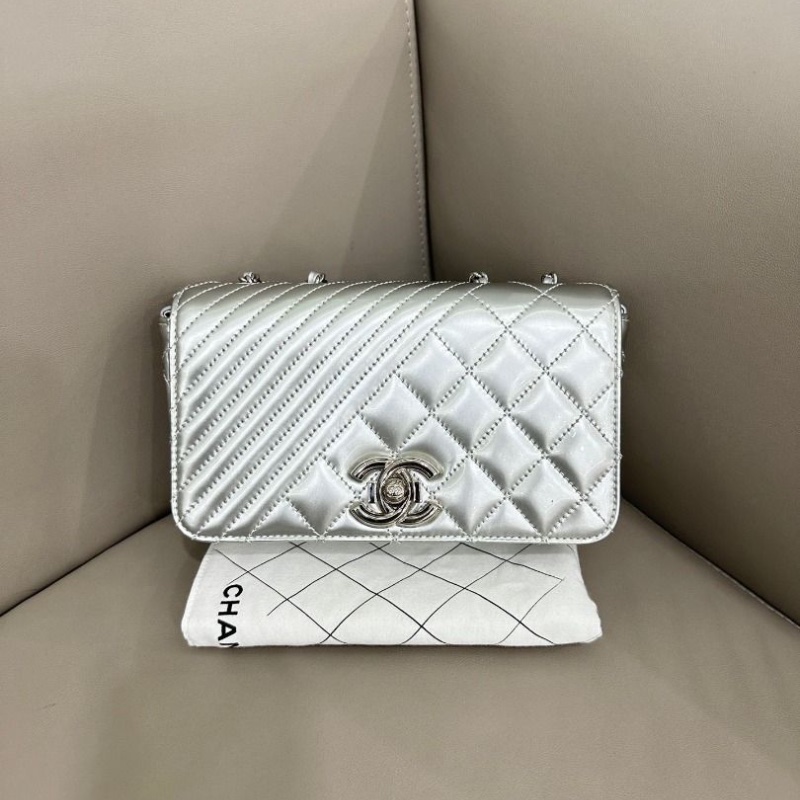 Chanel coco boy漆皮銀色鏈條包 20×12 9新 配件塵袋-1