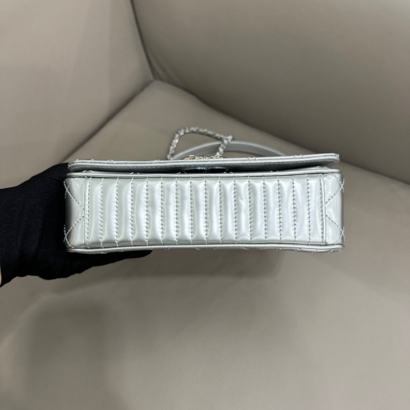 Chanel coco boy漆皮銀色鏈條包 20×12 9新 配件塵袋-3