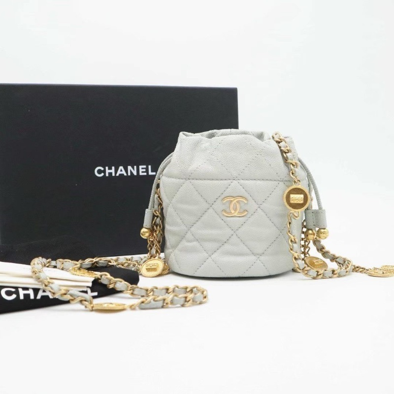 CHANEL 魚子醬牛皮 徽章金幣鏈條 mini 水桶包芯片款 23C淺灰色11*10*11 9新 配件盒子塵袋-2