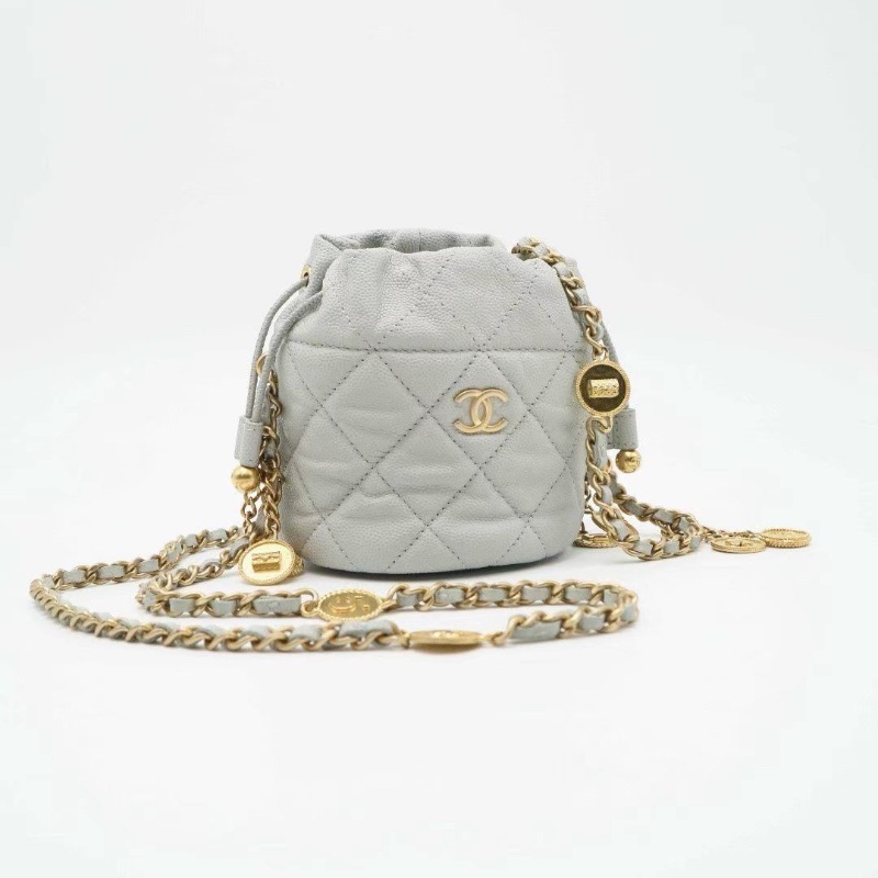 CHANEL 魚子醬牛皮 徽章金幣鏈條 mini 水桶包芯片款 23C淺灰色11*10*11 9新 配件盒子塵袋-3