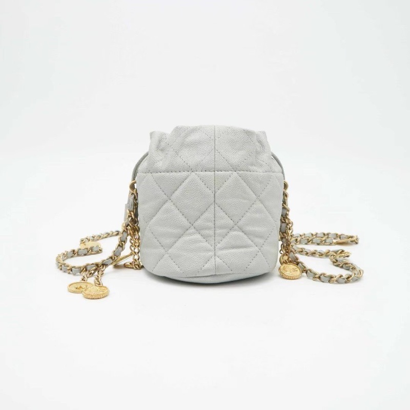 CHANEL 魚子醬牛皮 徽章金幣鏈條 mini 水桶包芯片款 23C淺灰色11*10*11 9新 配件盒子塵袋-4