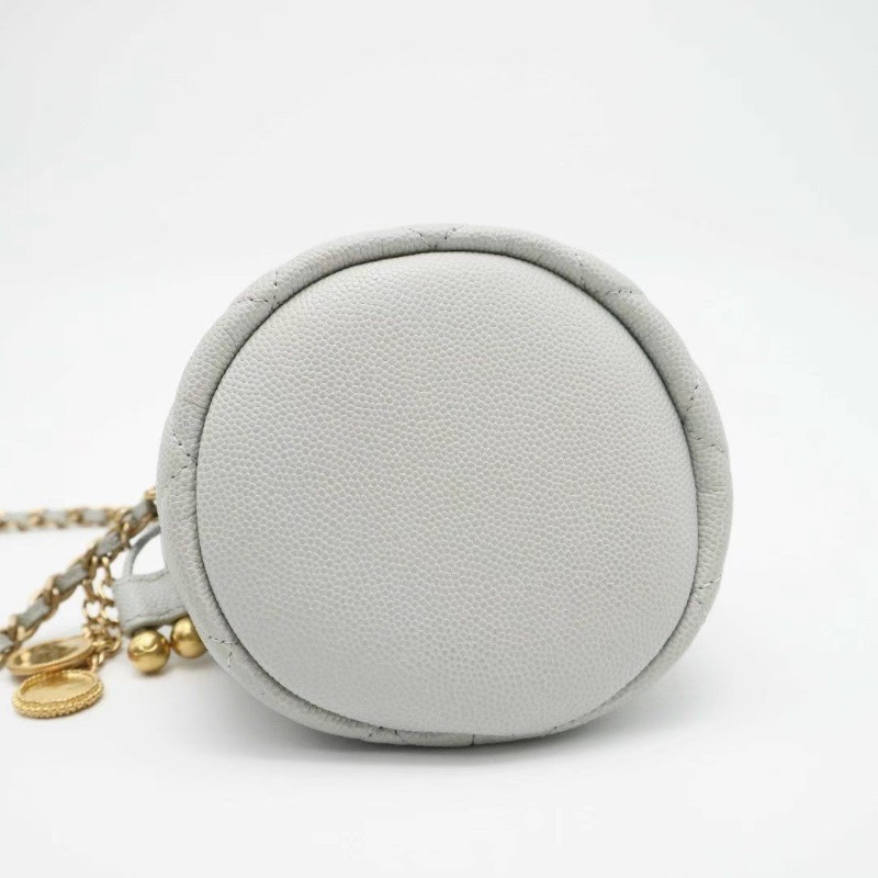 CHANEL 魚子醬牛皮 徽章金幣鏈條 mini 水桶包芯片款 23C淺灰色11*10*11 9新 配件盒子塵袋-5