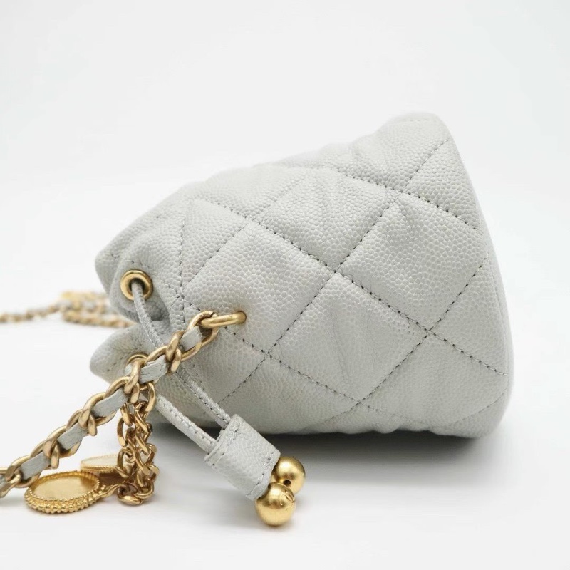 CHANEL 魚子醬牛皮 徽章金幣鏈條 mini 水桶包芯片款 23C淺灰色11*10*11 9新 配件盒子塵袋-7
