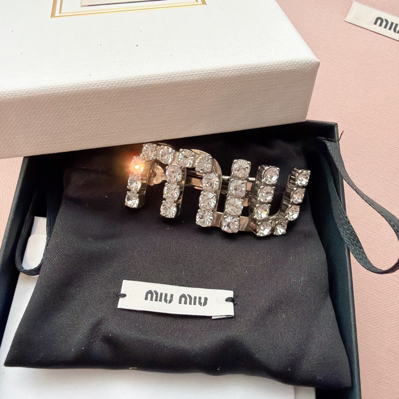 二手精品自賣❤️Miu Miu水鑽字母發夾✨✨超閃🥰銀色.全配.-0