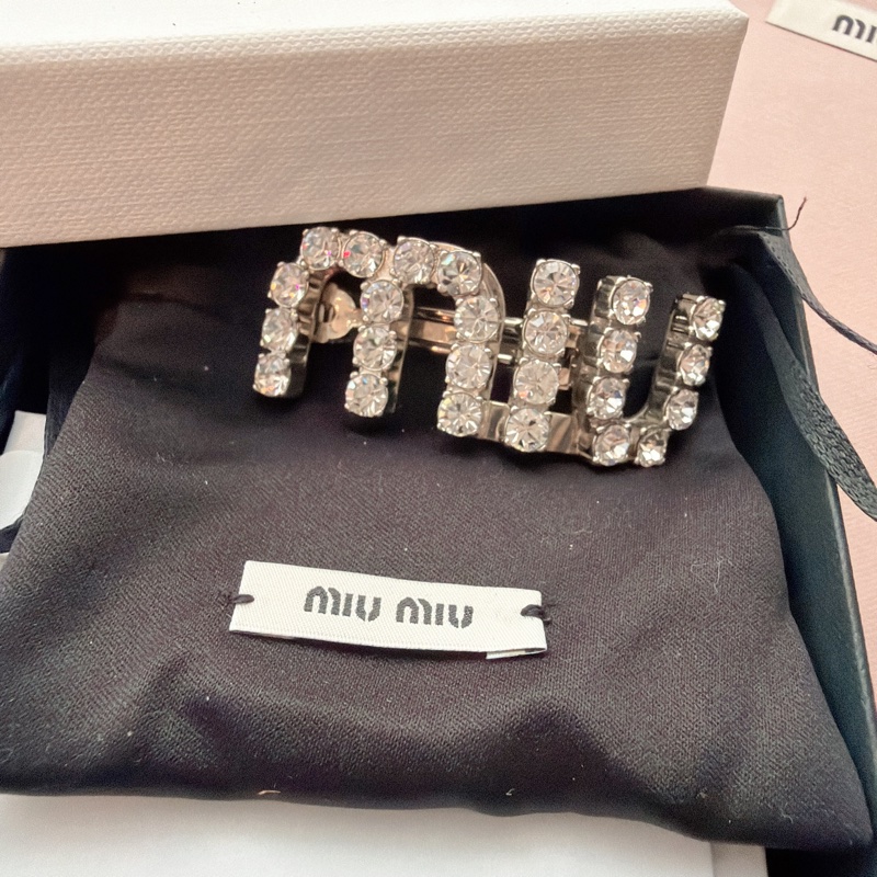 二手精品自賣❤️Miu Miu水鑽字母發夾✨✨超閃🥰銀色.全配.-1