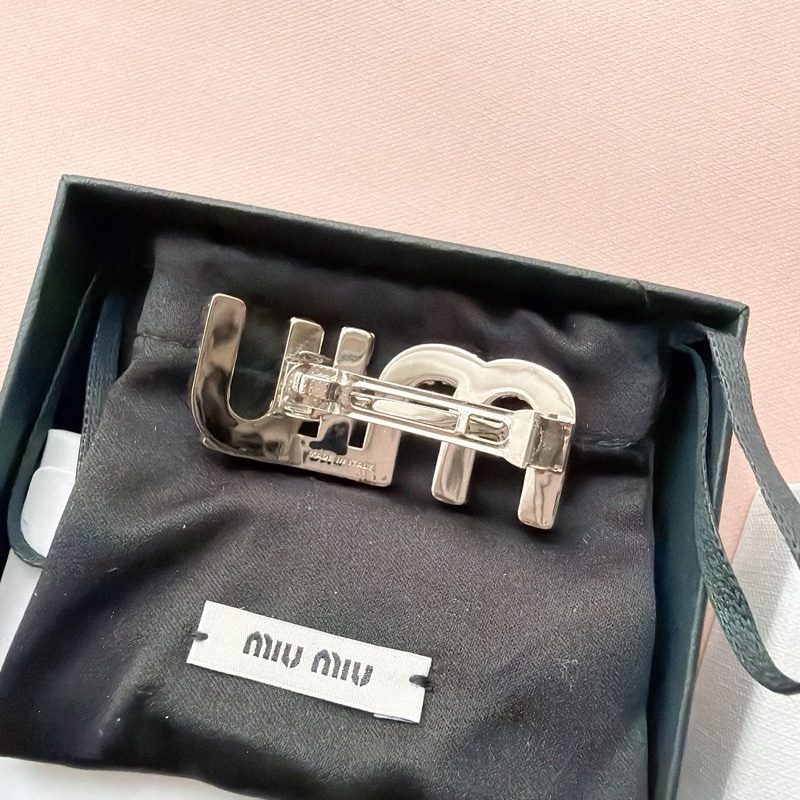 二手精品自賣❤️Miu Miu水鑽字母發夾✨✨超閃🥰銀色.全配.-3