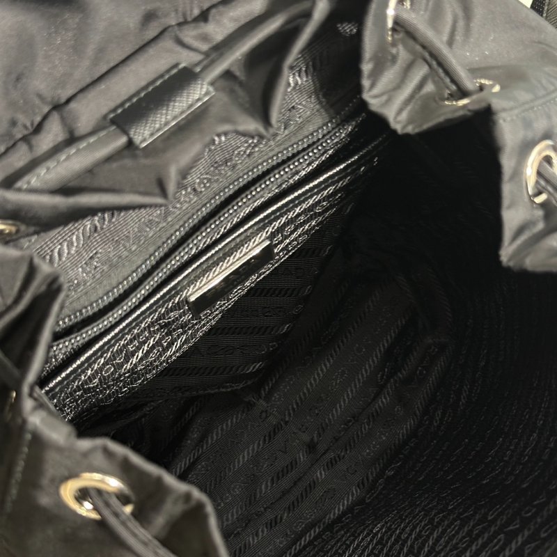 PRADA Re-Nylon雙口袋束繩後背包 - 小號黑銀-15
