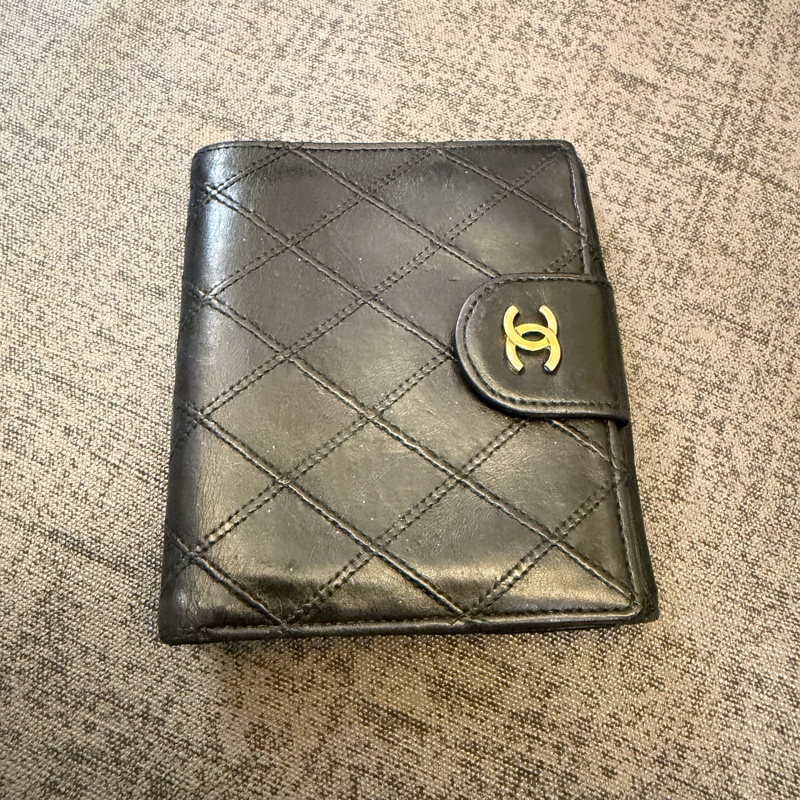 Chanel 羊皮金扣對折短夾-2