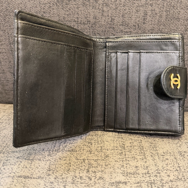 Chanel 羊皮金扣對折短夾-3