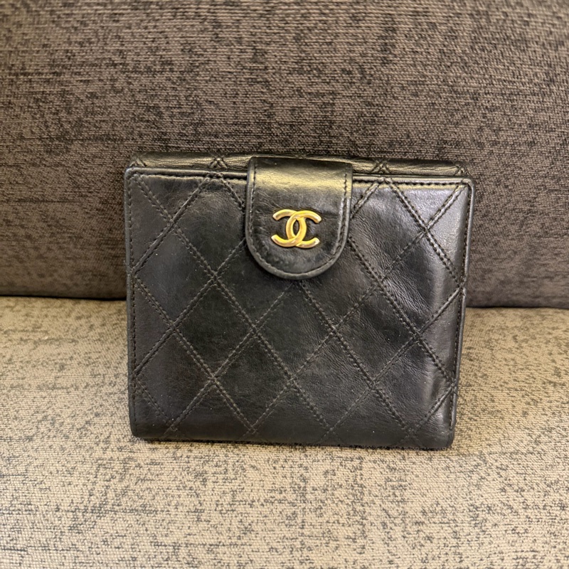 Chanel 羊皮金扣對折短夾-5