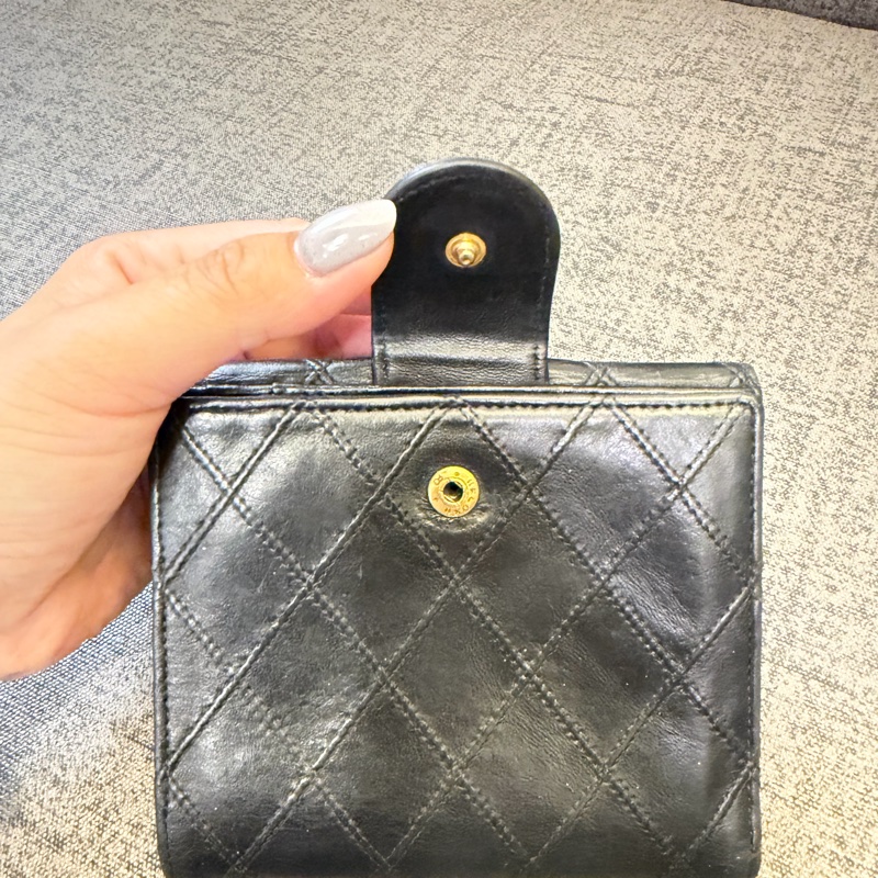 Chanel 羊皮金扣對折短夾-15