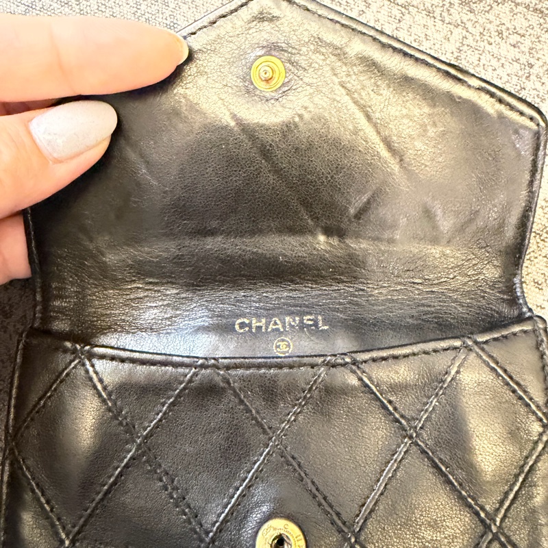 Chanel 羊皮金扣對折短夾-16