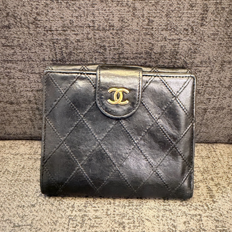 Chanel 羊皮金扣對折短夾-18