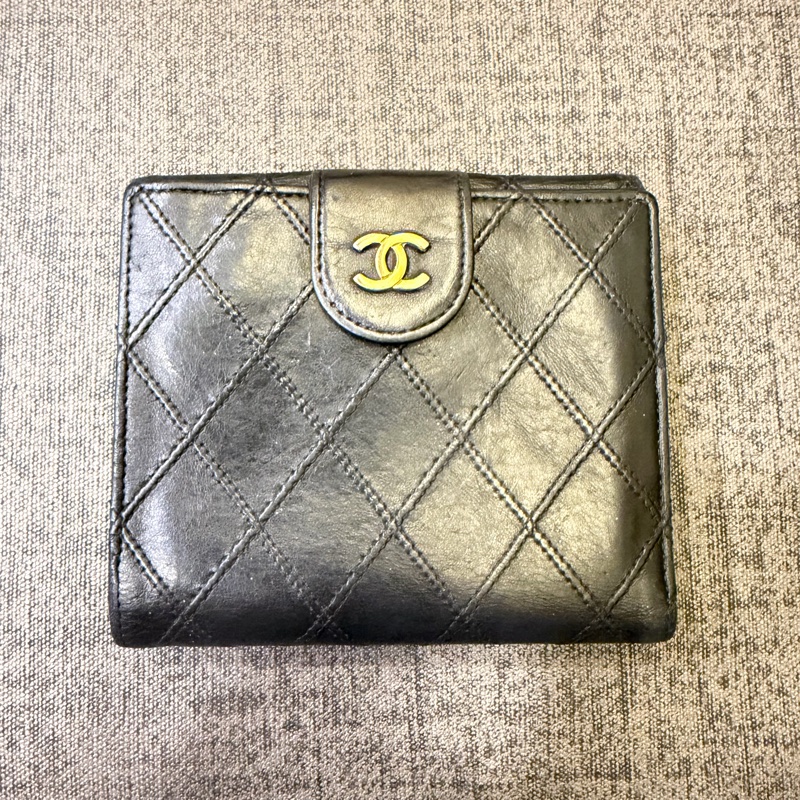 Chanel 羊皮金扣對折短夾-5