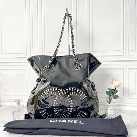 Chanel 黑色漆皮水鑽雙C托特包42×34×10 98新配件塵袋