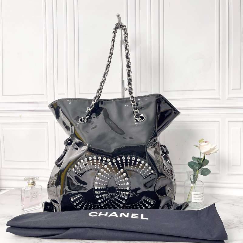 Chanel 黑色漆皮水鑽雙C托特包42×34×10 98新配件塵袋-0