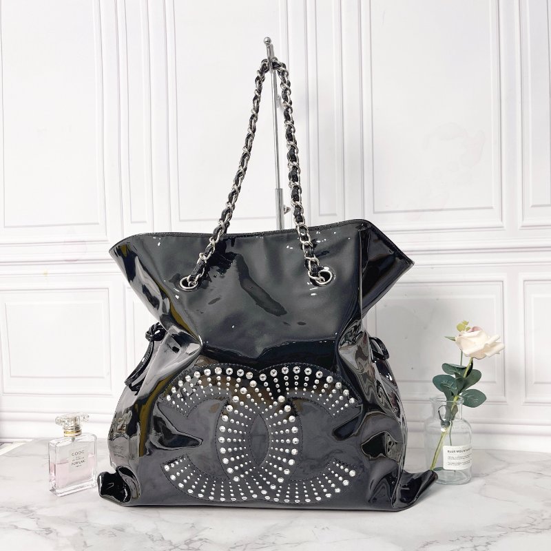 Chanel 黑色漆皮水鑽雙C托特包42×34×10 98新配件塵袋-8