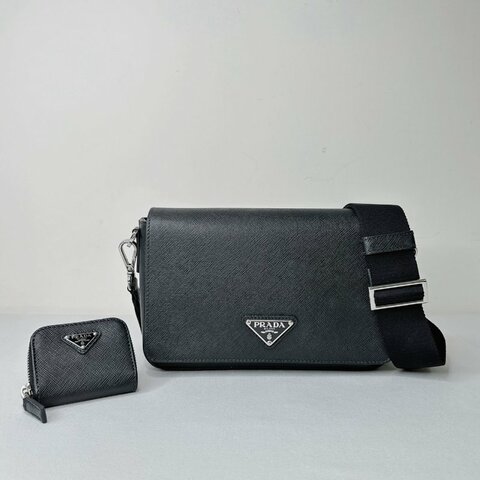 PRADA Saffiano皮革翻蓋斜背包
