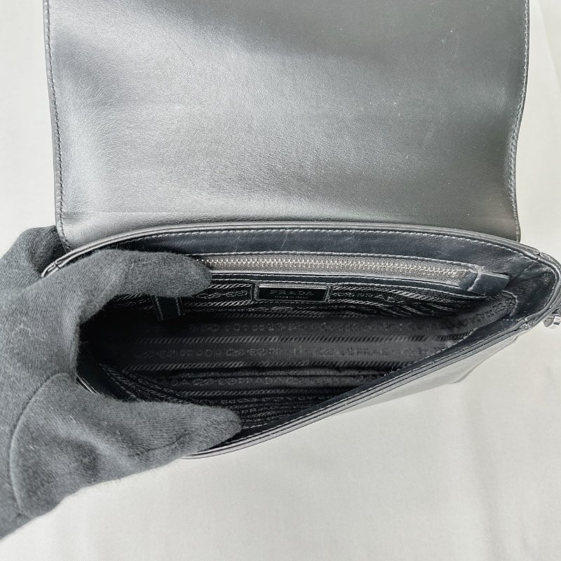 PRADA Saffiano皮革翻蓋斜背包-7