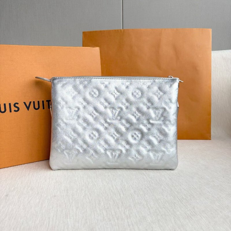 ️LV Coussin老花壓紋枕頭包 小號 芯片款 銀色銀扣 羊皮 27*19*6 99新配件盒子 可調節肩帶 鏈條 購證-7