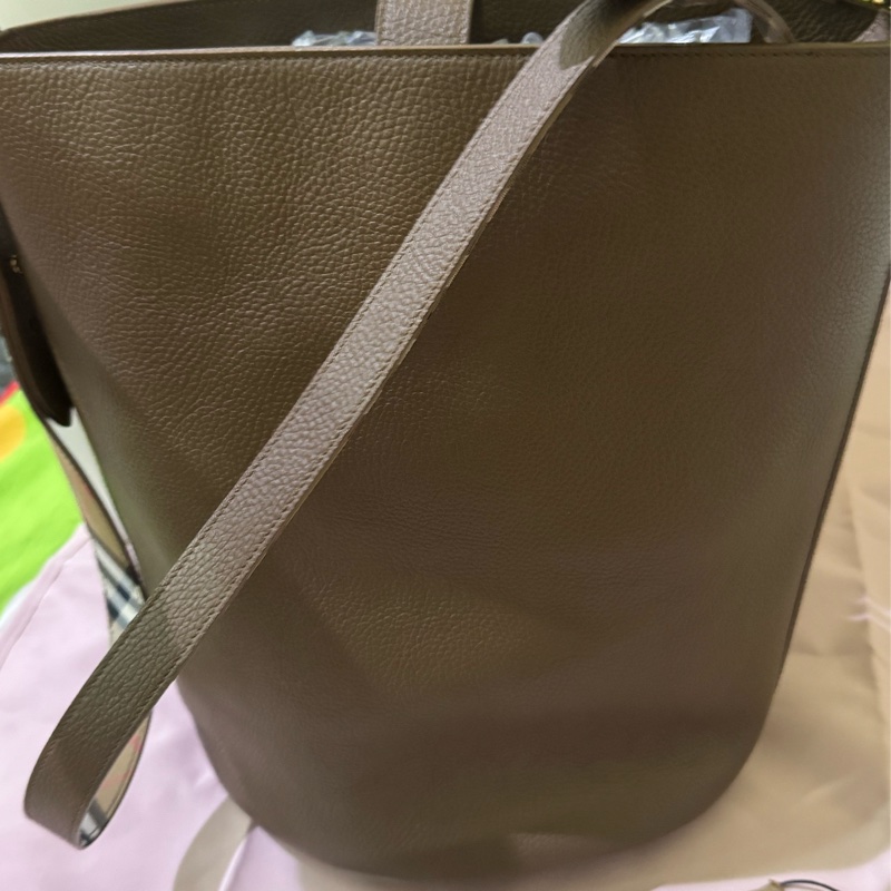 BURBERRY 8084585 牛皮釦式兩用大容量水桶包.咖、未使用過-1