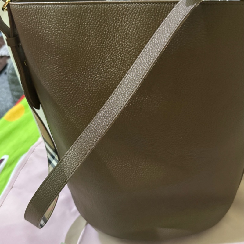 BURBERRY 8084585 牛皮釦式兩用大容量水桶包.咖、未使用過-2