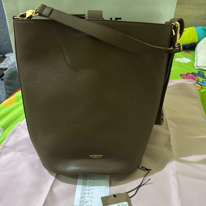BURBERRY 8084585 牛皮釦式兩用大容量水桶包.咖、未使用過-10