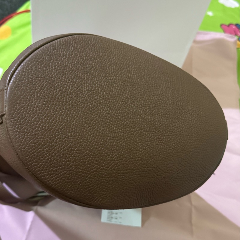 BURBERRY 8084585 牛皮釦式兩用大容量水桶包.咖、未使用過-12