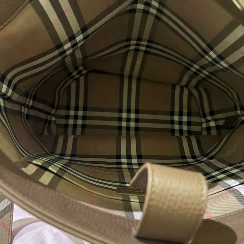 BURBERRY 8084585 牛皮釦式兩用大容量水桶包.咖、未使用過-13