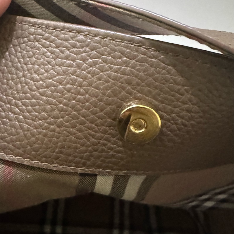 BURBERRY 8084585 牛皮釦式兩用大容量水桶包.咖、未使用過-18