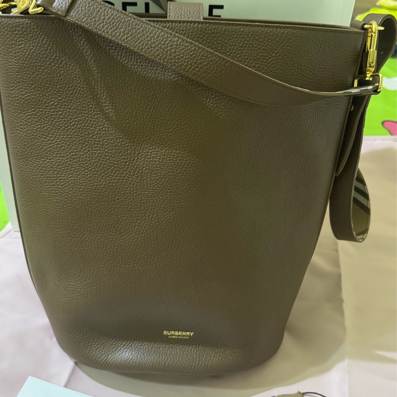 BURBERRY 8084585 牛皮釦式兩用大容量水桶包.咖、未使用過-19