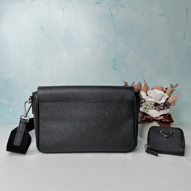 PRADA Saffiano皮革斜背包-1