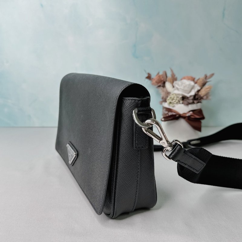 PRADA Saffiano皮革斜背包-2