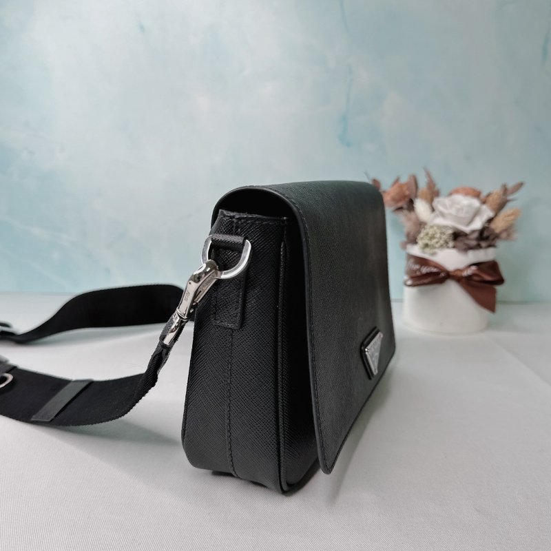PRADA Saffiano皮革斜背包-3