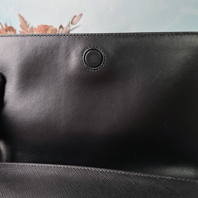 PRADA Saffiano皮革斜背包-8