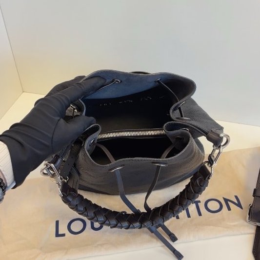 路易威登/Louis Vuitton 全皮鏤空老花Muria月光女神水桶包 黑咖銀扣-9