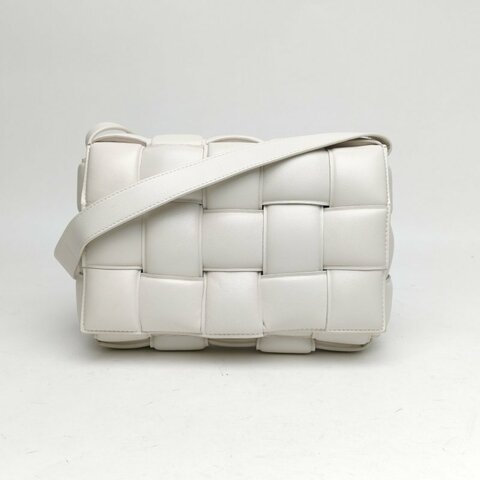 BOTTEGA VENETA CassettePadded加襯中號26白色羊皮肩背包
