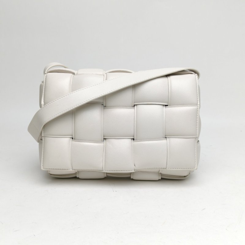 BOTTEGA VENETA CassettePadded加襯中號26白色羊皮肩背包-0