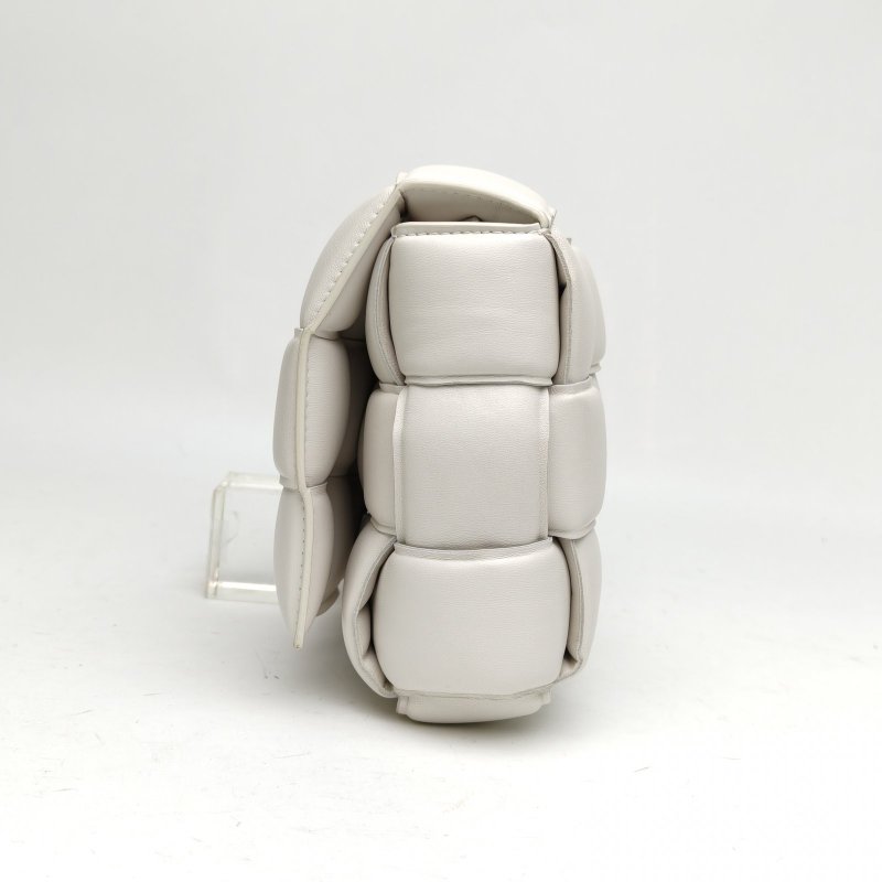 BOTTEGA VENETA CassettePadded加襯中號26白色羊皮肩背包-1
