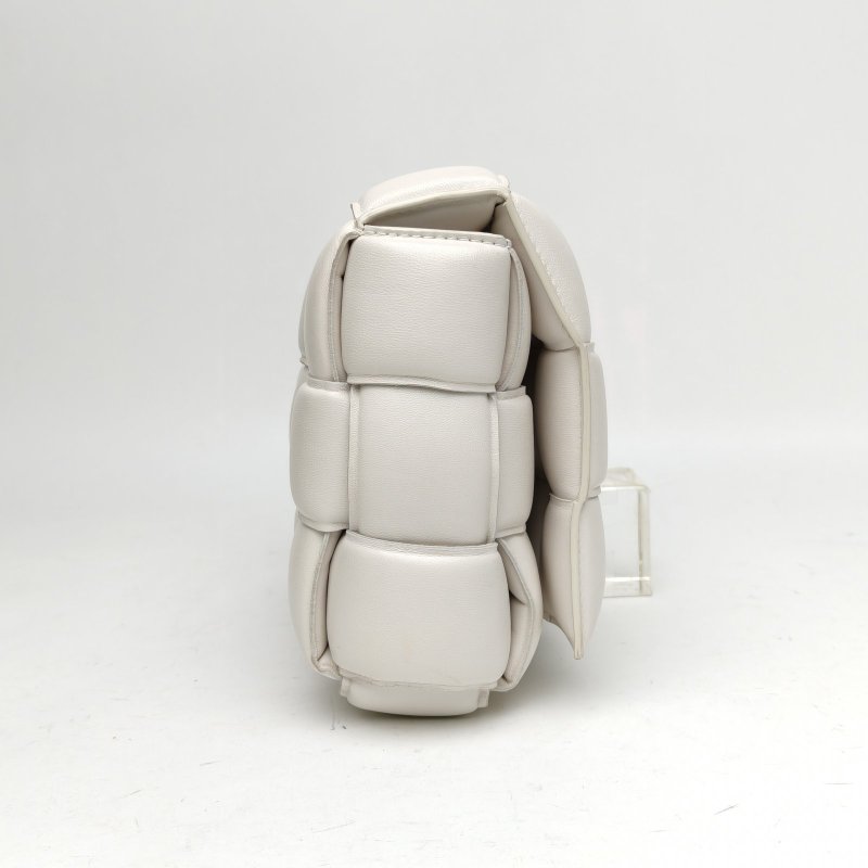 BOTTEGA VENETA CassettePadded加襯中號26白色羊皮肩背包-3